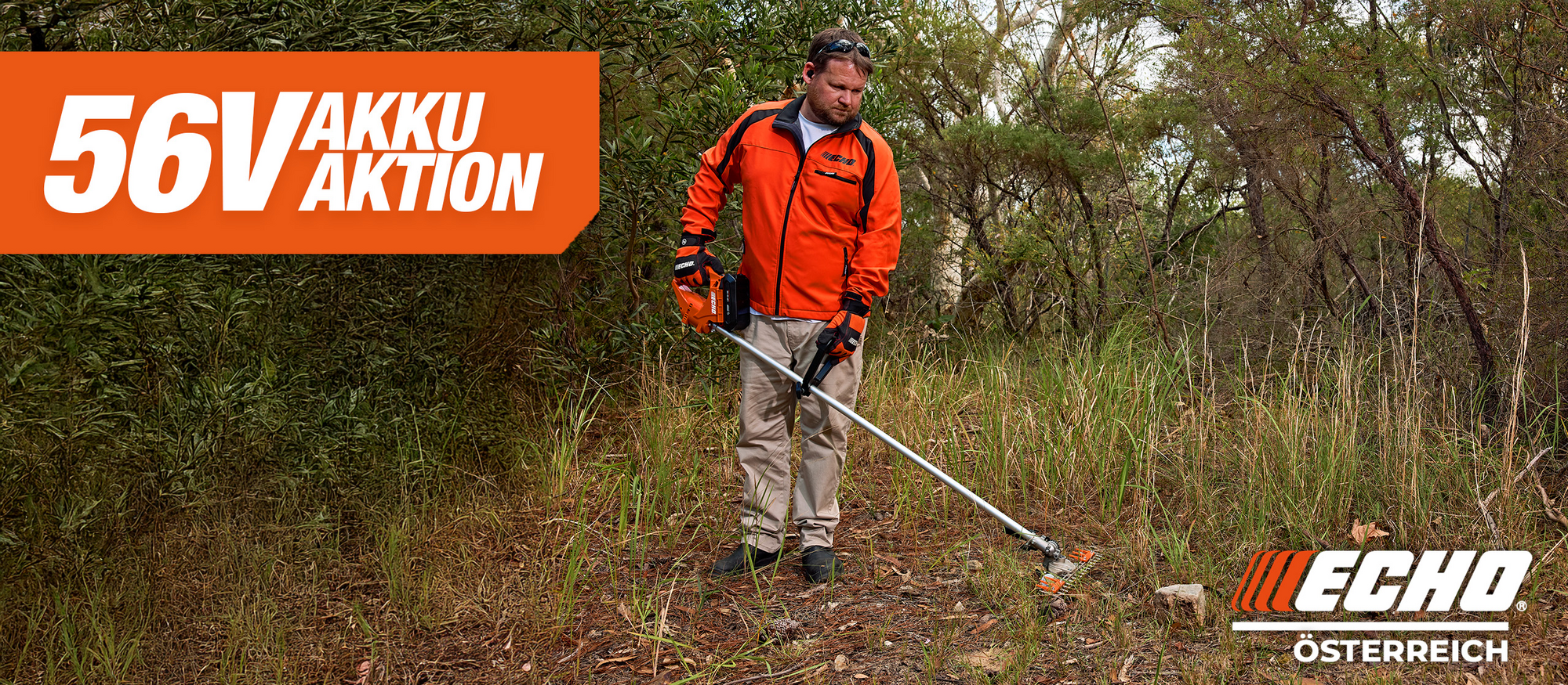 Mann mäht Rasen mit einem Akku-Balkenmäher von ECHO – Hinweis auf aktuelle ECHO-Akku-Aktion im Bild enthalten.