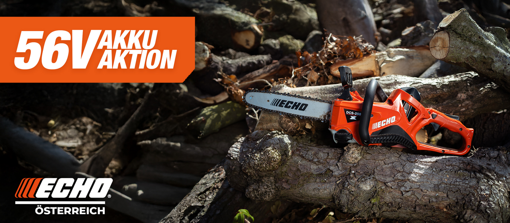 ECHO Akku-Kettensäge liegt auf einem Baumstamm – im Bild Hinweis auf laufende ECHO-Akku-Aktion.