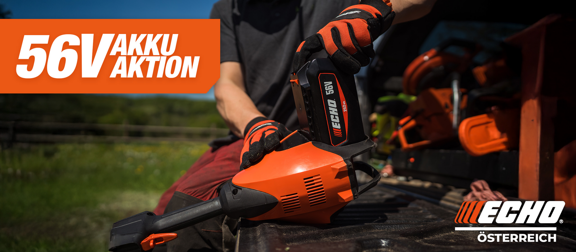 Mann setzt Akku in ein ECHO Gartengerät ein – Hinweis auf laufende ECHO-Akku-Aktion im Bild sichtbar.